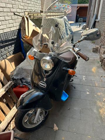 Snorscooter Q-trading Classic opknapper beschikbaar voor biedingen