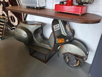 Side table tafel met scooter vespa  beschikbaar voor biedingen