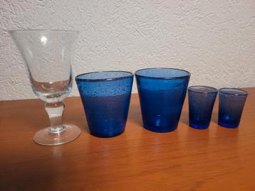 wijnglas borrelglas kobaltblauw Biot blauw luchtbellen glas
