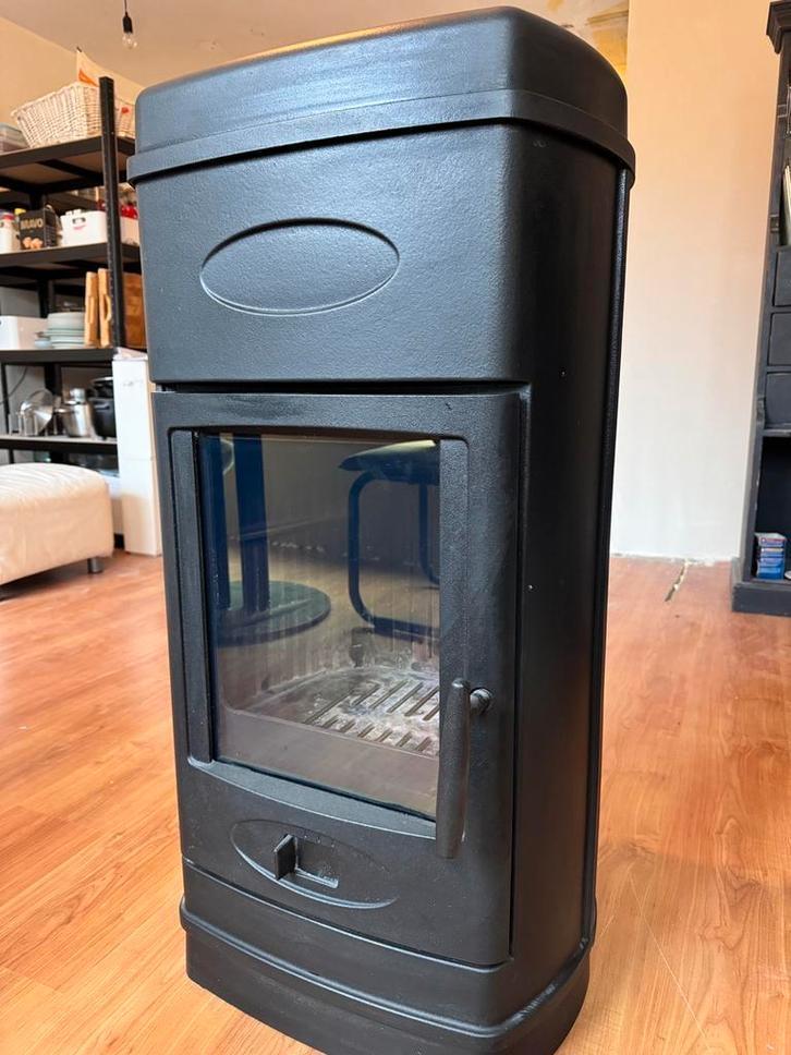 Hout en briquet kachel voldoet Ecodesign 2022 richtlijnen., Huis en Inrichting, Kachels, Zo goed als nieuw, Vrijstaand, Houtkachel