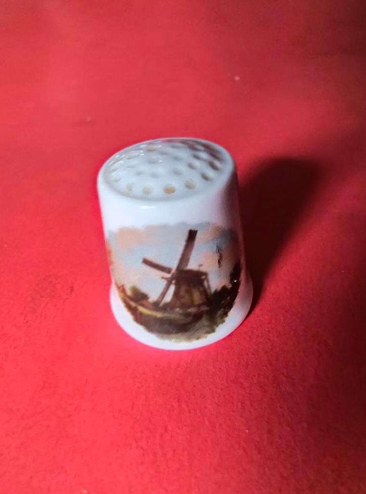 Royal Schwabap vingerhoedje - Hollandse molen 1984, Verzamelen, Vingerhoedjes, Gebruikt, Nederland, Porselein, Ophalen of Verzenden