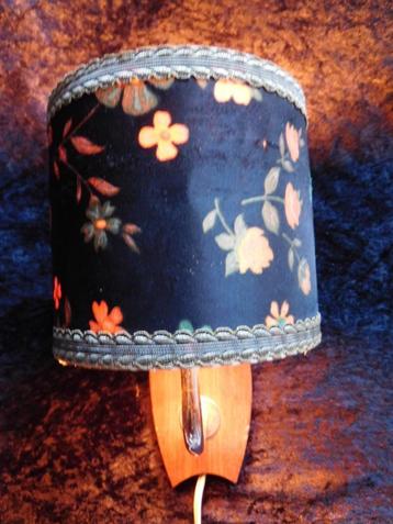 Vintage wandlampje, wandhouder van teak met stoffen kapje, z beschikbaar voor biedingen
