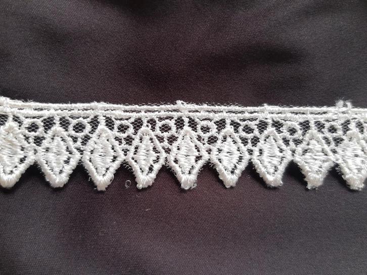 Prachtig glanzend ecru kant - 27,4 mtr beschikbaar, Hobby en Vrije tijd, Naaien en Fournituren, Nieuw, Kant, Ophalen of Verzenden