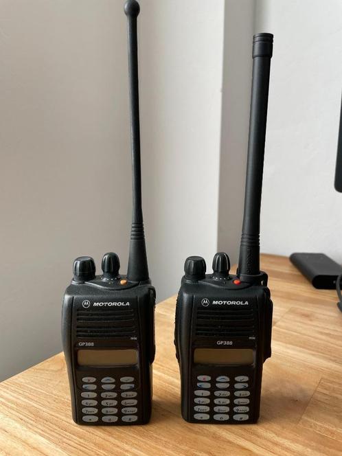 Te koop ; complete set Motorola portofoons (UHF en VHF), Telecommunicatie, Portofoons en Walkie-talkies, Zo goed als nieuw, Portofoon of Walkie-talkie