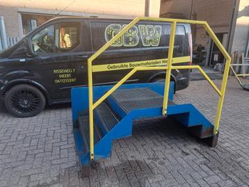 stalen trap met leuning en gegalvaniseerde roostertredes.  beschikbaar voor biedingen