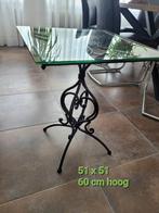 Gietijzeren Bijzettafel met Glazen Blad, Huis en Inrichting, Tafels | Bijzettafels, Ophalen, Gebruikt, Vierkant, 55 tot 75 cm