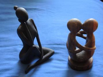 Twee gestileerde houten beeldjes 17cm en 14cm hoog beschikbaar voor biedingen