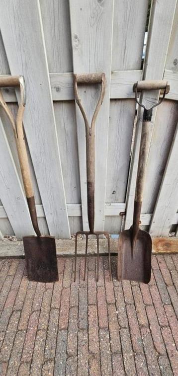Spade, spitvork en schep beschikbaar voor biedingen