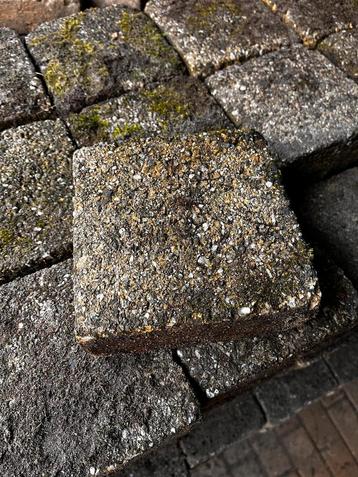 Ruim 1100 Gele getinte betonklinkers 15x15cm beschikbaar voor biedingen