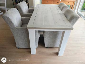 Eettafel met stoelen en bijpassende salontafel  beschikbaar voor biedingen