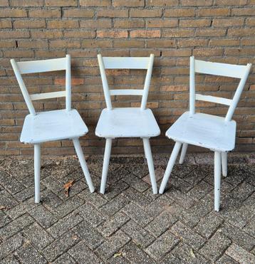 3 mooie witte stoelen uit 1943. beschikbaar voor biedingen