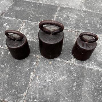 Brocante gewichten set van 3 in goede staat beschikbaar voor biedingen