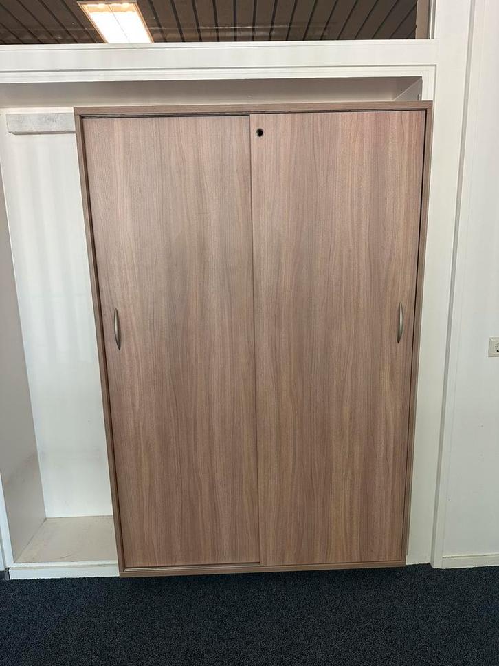 Kledingkast met schuifdeuren en legplanken, Huis en Inrichting, Kasten | Kledingkasten, Zo goed als nieuw, 150 tot 200 cm, 100 tot 150 cm