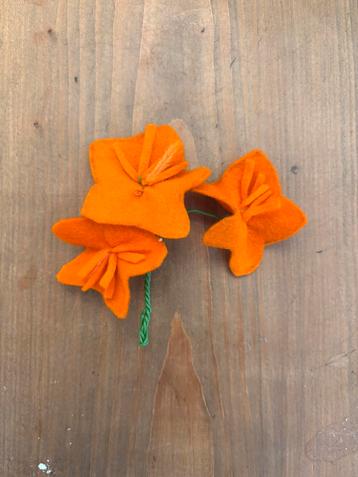 Oranje vilten bloemen bevrijding Nederland mei 1945 speld beschikbaar voor biedingen