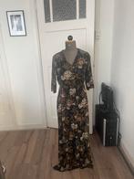 Mooie lange bruin zwarte jurk met bloemen, Kleding | Dames, Maat 42/44 (L), Ophalen of Verzenden, Onder de knie, Monique Brouns