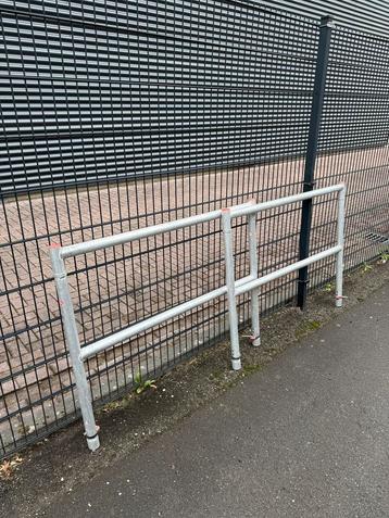 2 stuks Vrijwel nieuwe Altrex leuningframes beschikbaar voor biedingen