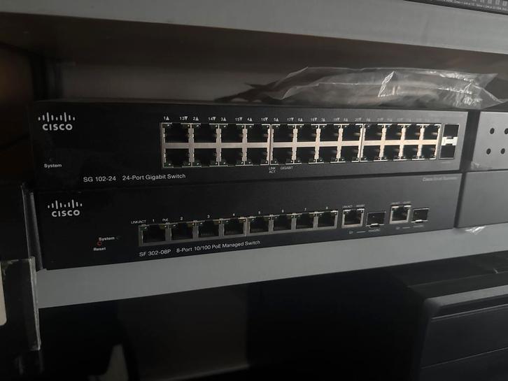 Cisco Switches: 3x SG102-24 + 1x SF302-08P, Computers en Software, Netwerk switches, Gebruikt, Ophalen of Verzenden