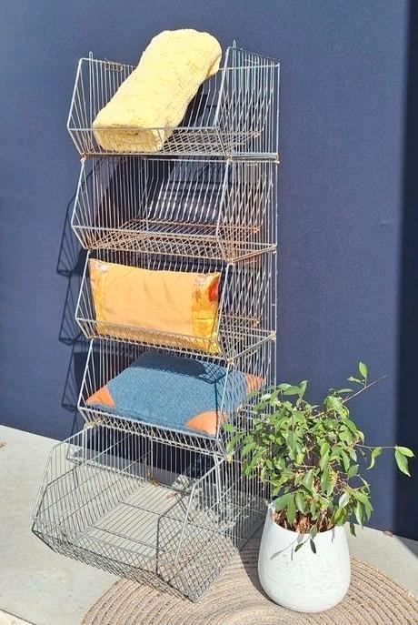 Vintage industriële draad manden, stapelbaar, winkel manden, Huis en Inrichting, Kasten | Stellingkasten, Gebruikt, Ophalen