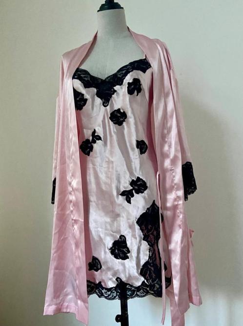 Victoria’s Secret US(XS)/EU(S) twv 349,- set ochtendjas cami, Kleding | Dames, Huispakken, Zo goed als nieuw, Maat 36 (S), Roze