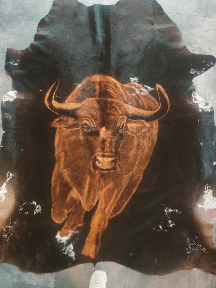 Stier geschilderd op koeienhuid, Huis en Inrichting, Stoffering | Tapijten en Kleden, Nieuw, 150 tot 200 cm, 200 cm of meer, Overige vormen