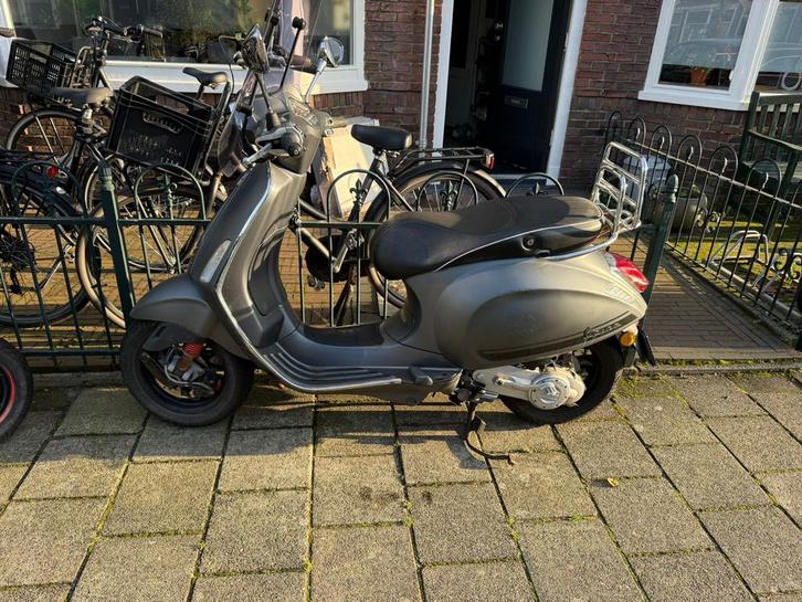 Vespa Sprint Grijs, Fietsen en Brommers, Scooters | Vespa, Gebruikt, Overige modellen, Maximaal 45 km/u, Benzine, Ophalen