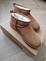 Uggs Classic Ultra Mini - Maat 43, Kleding | Dames, Schoenen, Bruin, Nieuw, Ophalen of Verzenden, Pantoffels of Sloffen