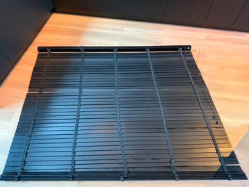 Zwart houten jaloezieën beschikbaar voor biedingen