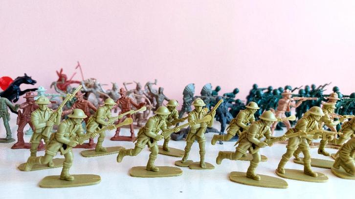 Heel veel oude plastic soldaten, cowboys en indianen, Antiek en Kunst, Antiek | Speelgoed, Ophalen of Verzenden