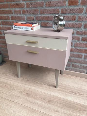 Orgineel vintage nachtkastje beschikbaar voor biedingen
