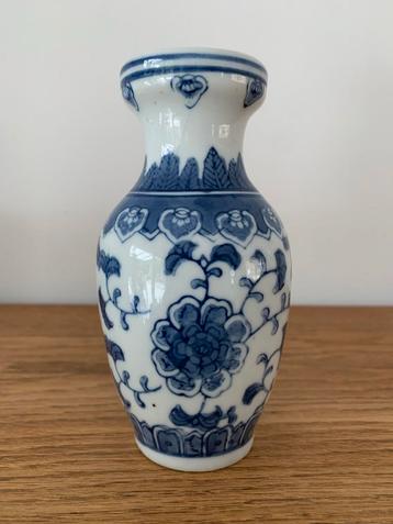 Vintage Chinees Vaasje Blauw Wit beschikbaar voor biedingen