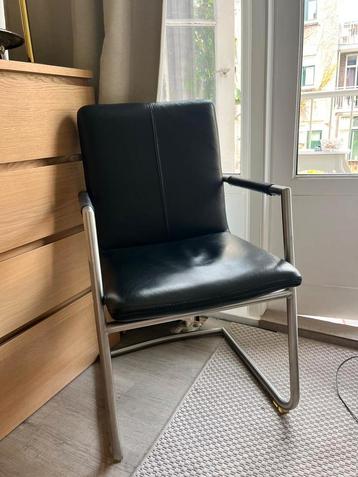 Twee zwart leren stoeltjes in goede staat beschikbaar voor biedingen