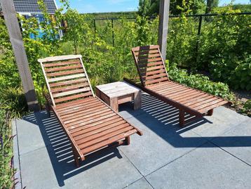 Houten ligstoelen 2 stuks beschikbaar voor biedingen