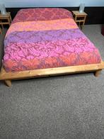 Mooi houten bed 140x200m incl matras en nachtkastjes, Ophalen, Zo goed als nieuw, Tweepersoons