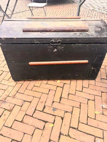Oude houten dekenkist beschikbaar voor biedingen