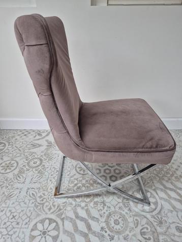 3 eettafel stoelen beschikbaar voor biedingen