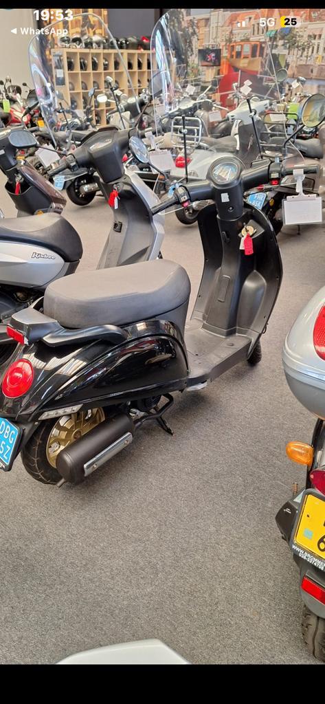 Een mooie Latina Razzo scoter, Fietsen en Brommers, Snorfietsen en Snorscooters, Gebruikt, Overige merken, Benzine, Ophalen