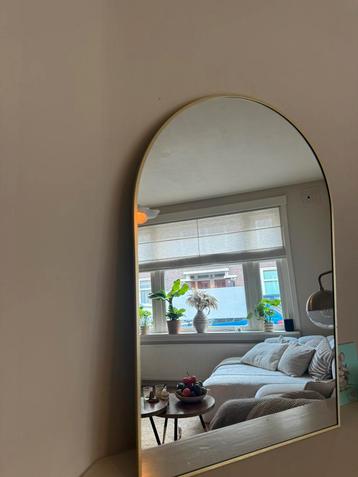 Spiegel met boog goud beschikbaar voor biedingen