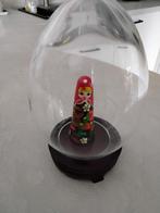 Stolp in eivorm op houten voet met matroesjka, Ophalen of Verzenden, Zo goed als nieuw