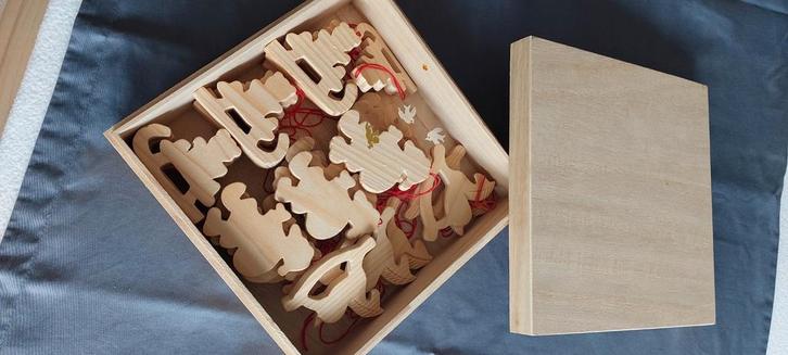 Kerstfiguren : houten figuurtjes. In mooie houten kist €7.50, Hobby en Vrije tijd, Feestartikelen, Nieuw, Versiering, Kerst of Sinterklaas