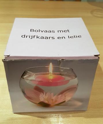  Bolvaas met drijfkaars en lelie - Nieuw beschikbaar voor biedingen