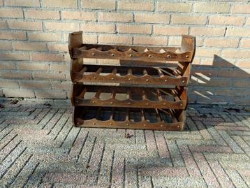 Rustiek houten wijnrek beschikbaar voor biedingen