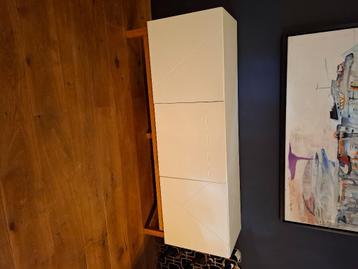 Wit tv meubel met grafische lijnen