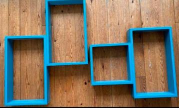 2 houten wandrekjes