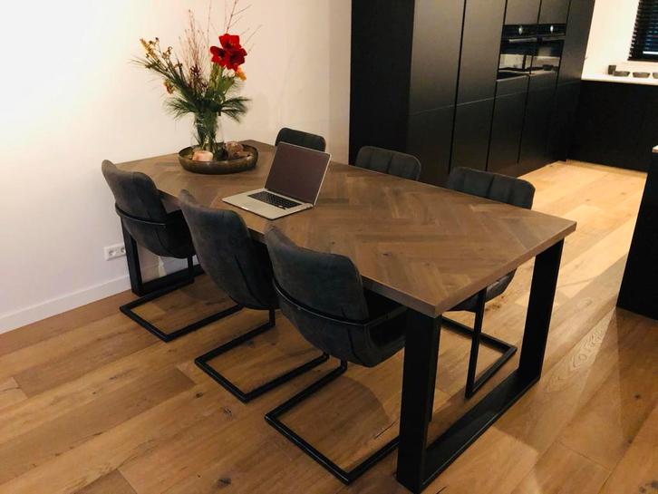Eiken visgraat eettafel met zwart stalen poten, Huis en Inrichting, Tafels | Eettafels, Zo goed als nieuw, 100 tot 150 cm, 200 cm of meer