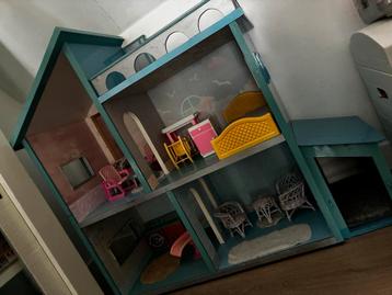 Authentiek poppenhuis / barbiehuis met enkele toebehoren beschikbaar voor biedingen