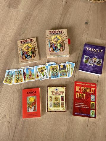 Tarot kaarten en boeken  beschikbaar voor biedingen