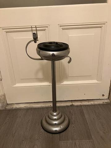 Staande asbak met luciferhouder beschikbaar voor biedingen