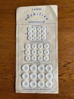 3 Dozijns Antieke Knopen op Huishoudkaart "Arkilite" Nieuw, Ophalen of Verzenden, Nieuw, Knoop of Knopen