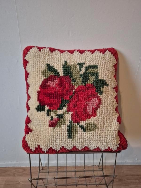 Vintage geknoopt kussen met rozen, Huis en Inrichting, Woonaccessoires | Kussens, Vierkant, Ophalen of Verzenden