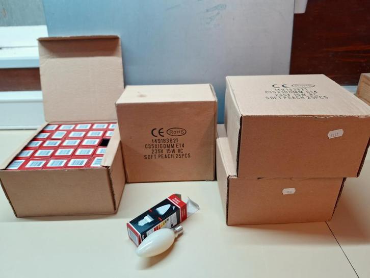 Partij 100  stuks flame kaarslamp 15 W nieuw in verpakking, Huis en Inrichting, Lampen | Losse lampen, Nieuw, Gloeilamp, Minder dan 30 watt